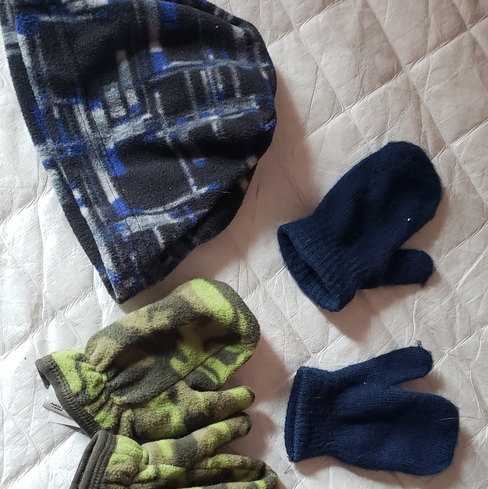 Toddler snow hat and mittens